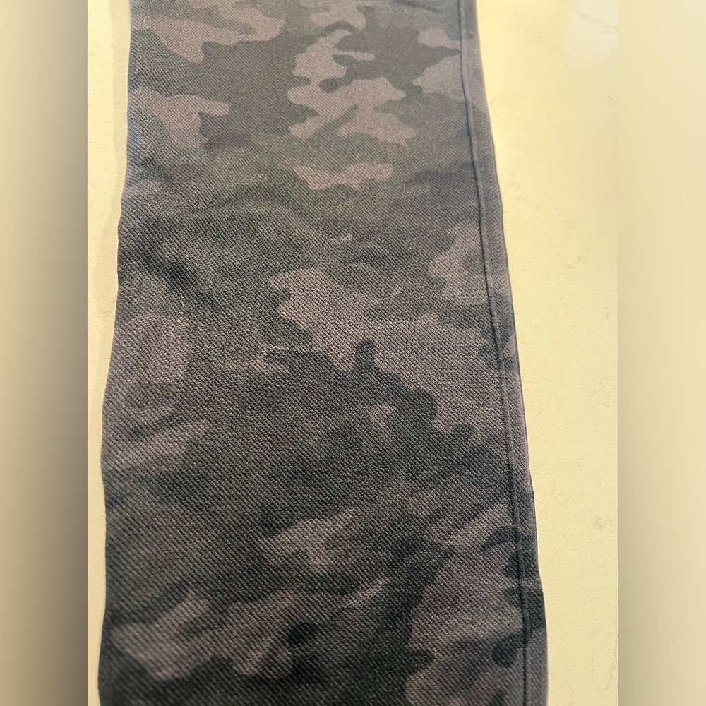 Spanx Cropped Look at Me Now Black Camo Leggings size 1X - Picture 8 of 14